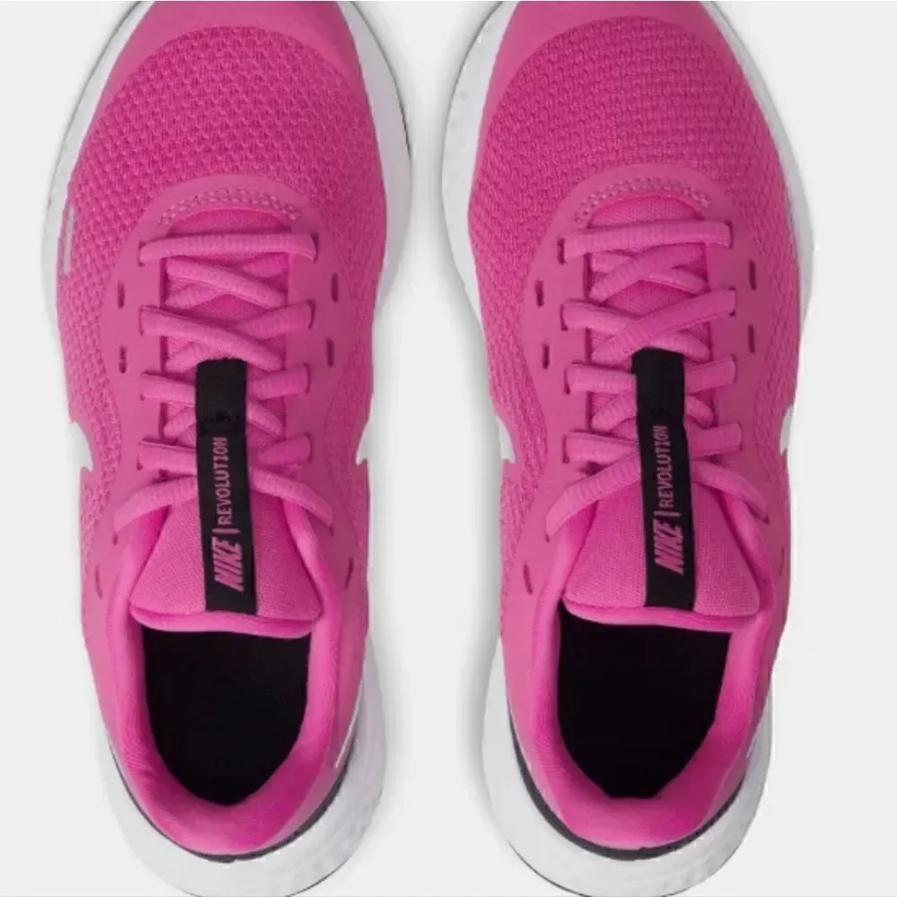 NWOT NIKE pink/black 5Y shoes